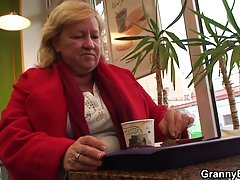Äldre spanska stora bröst kommer in i amatör porr för att vara en slampa
