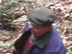 Han prickar sin mamma på att göra honom ryck av och knullar henne
