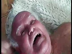 Mycket ond mamma uppmuntrar sin dotters pojkvän att knulla henne